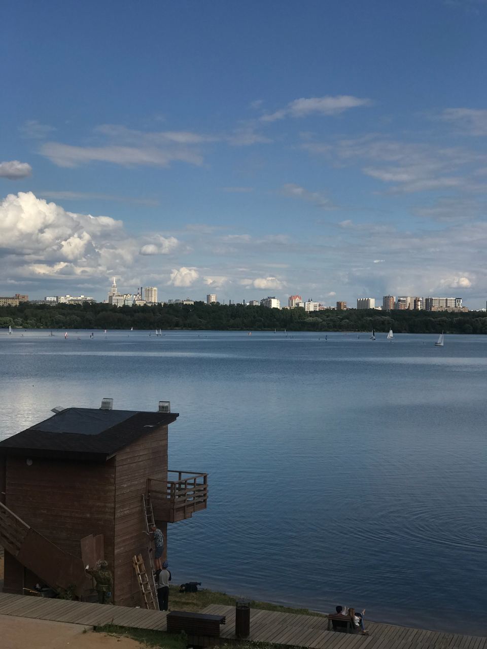 Во время одной из тренировок в “Силе Ветра” я увидел красивые оранжевые яхты Open 800 с символикой клу…