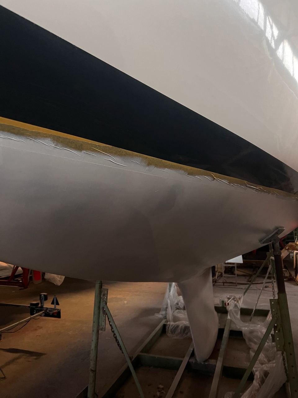 Поверх грунтовки идёт необрастающая (antifouling) краска.